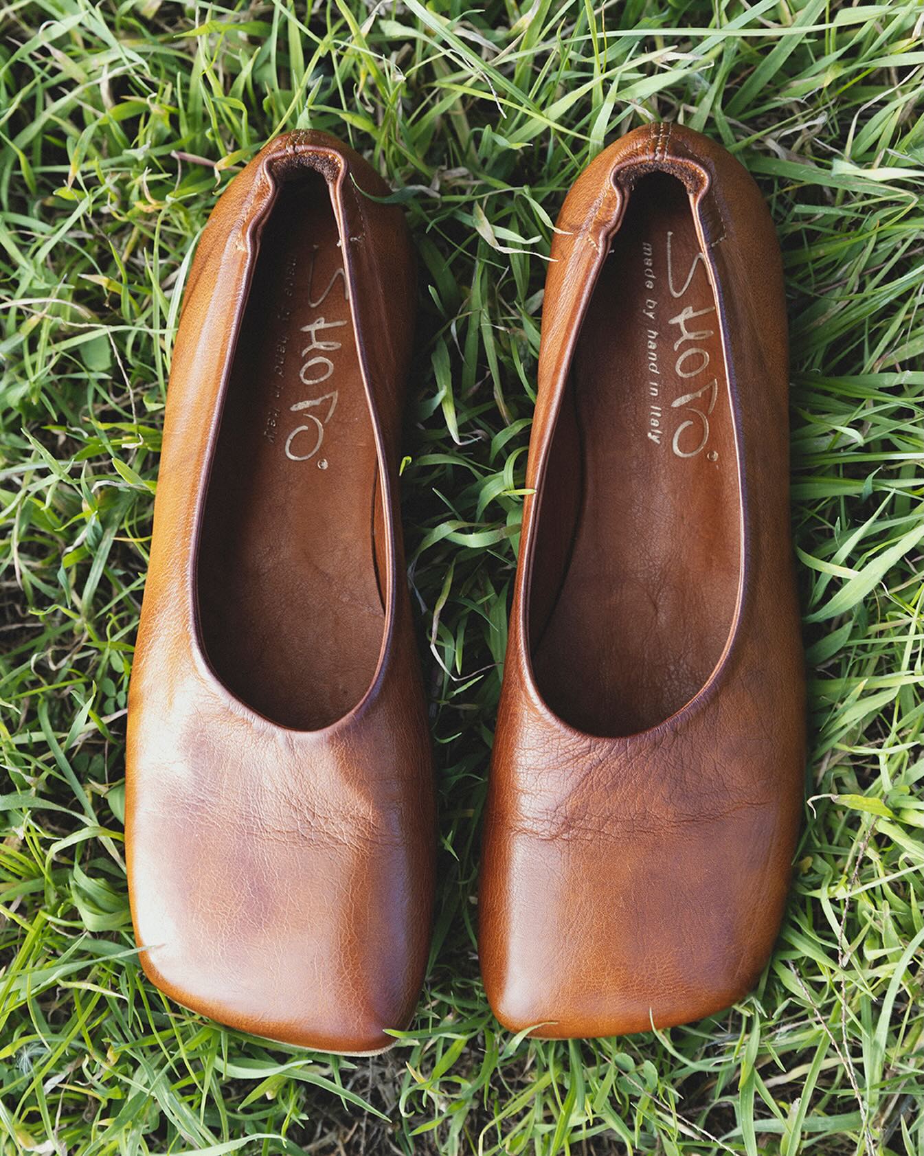 Shoto brown leather ballet flats placed on grass
